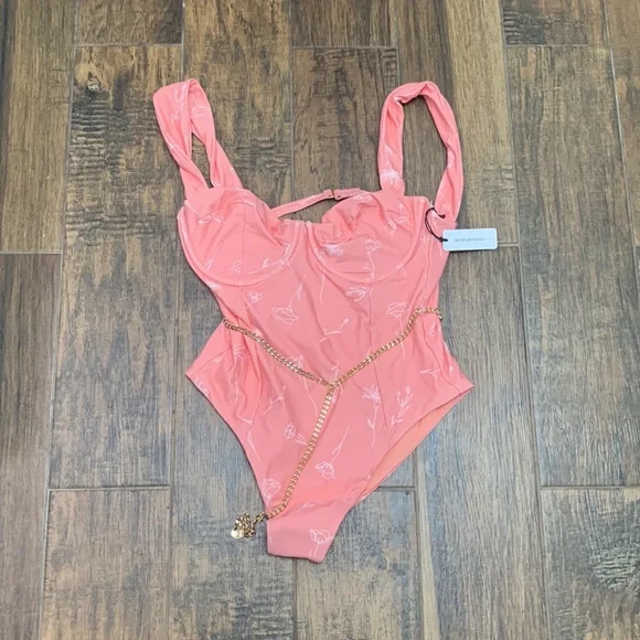 WeWoreWhatDanielle One Piece vintage line floral